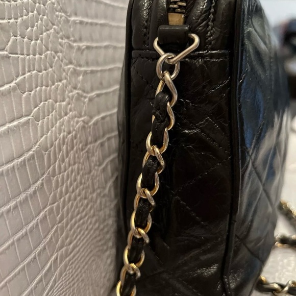 CHANEL Black Crossbody Bag with Quilted Leather and Chain Strap - Picture 4 of 16